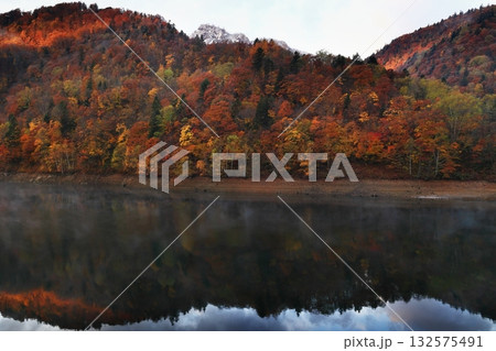 紅葉した山 132575491