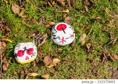 公園内に置かれた子供の描いた朱鷺 132575603