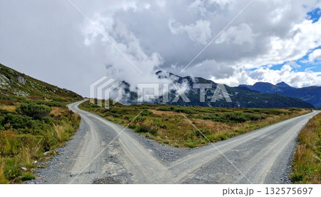 分かれ道、別れ道、選択、チョイス 132575697