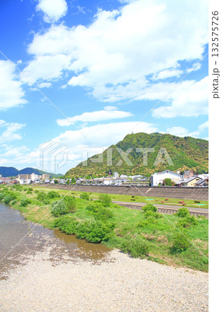 岐阜県岐阜市、金華山と長良川の風景 岐阜県岐阜市、金華山と長良川の風景 132575726