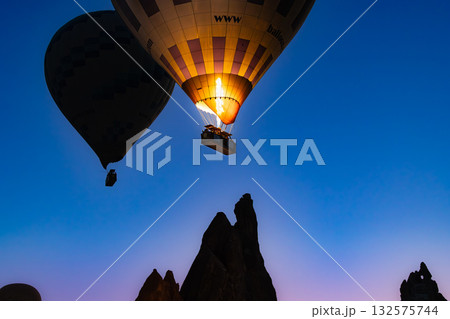 カッパドキアの奇岩群を飛ぶ熱気球群 カッパドキアの奇岩群を飛ぶ熱気球群 132575744