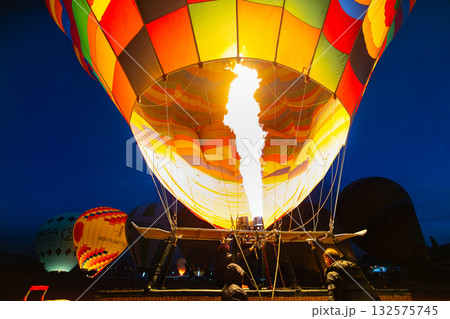 カッパドキアの熱気球の立ち上げ 132575745