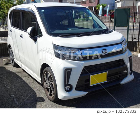 駐車場に並ぶ乗用車(ダイハツ・ムーヴ カスタム 6代目) 駐車場に並ぶ乗用車(ダイハツ・ムーヴ カスタム 6代目) 132575832