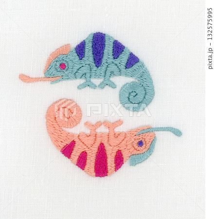 ピンクと水色のカメレオンの刺繍 ピンクと水色のカメレオンの刺繍 132575995