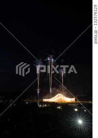 夏の夜空に打ちあがる花火 夏の夜空に打ちあがる花火 132576129