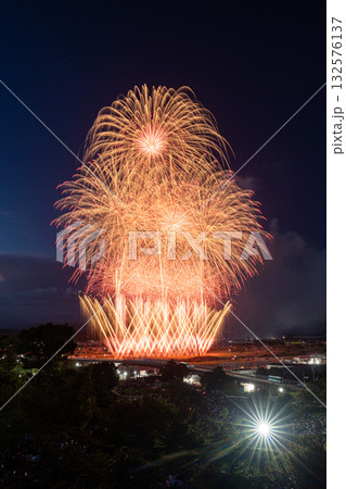 夏の夜空を彩る花火 夏の夜空を彩る花火 132576137