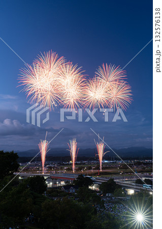 夏の夜空を彩る花火 夏の夜空を彩る花火 132576138
