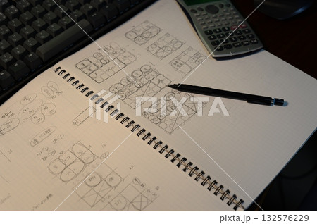 夜にプランを検討する建築士の手元 132576229