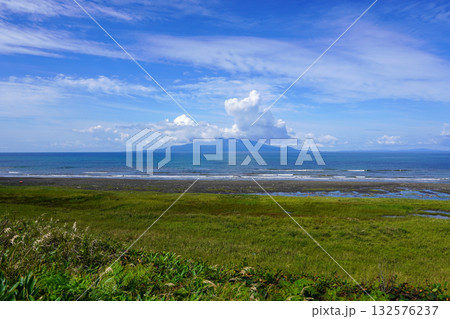 夕来展望所から見る利尻島とさらに礼文島 132576237