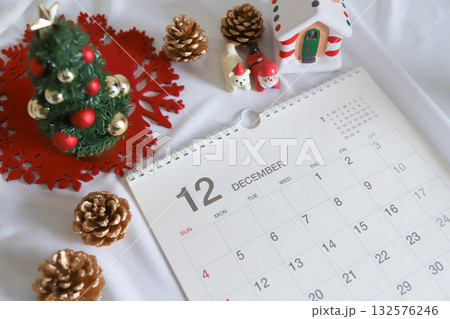 12月のカレンダー　クリスマスイメージ 132576246
