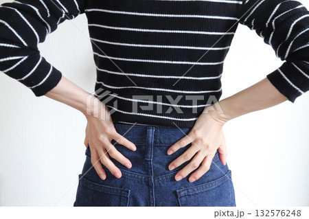 腰痛の女性 132576248