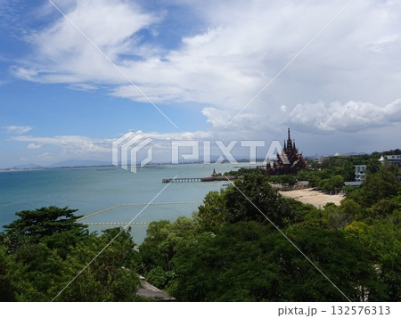 パタヤの海とサンクチュアリオブトゥルースの絶景 132576313