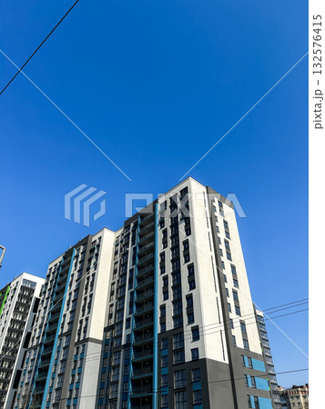 Freshly built residential building featuring innovative architecture and quality materials. Development progress and available housing opportunities. Ready for occupants. Vertical 132576415