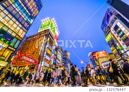 日本の東京都市景観 インバウンド続く…外国人観光客らでごった返す歌舞伎町＝26日 132576447