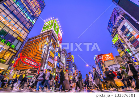 日本の東京都市景観 インバウンド続く…外国人観光客らで賑わう歌舞伎町=26日 日本の東京都市景観 インバウンド続く…外国人観光客らで賑わう歌舞伎町=26日 132576501