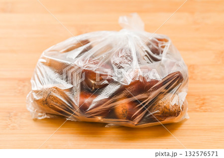 袋に入れた生の栗 132576571