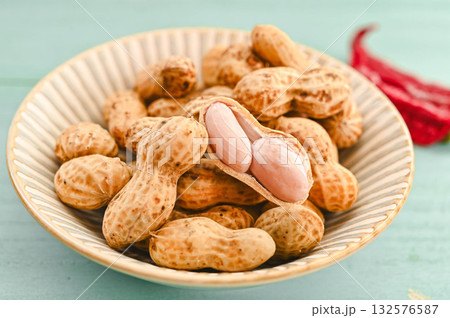 塩茹でした落花生 132576587