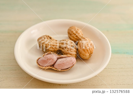 塩茹でした落花生 132576588