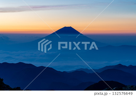 間ノ岳から見る霞に浮かぶ富士山(マジックアワー)南アルプス白峰三山の間ノ岳と農鳥岳登山 間ノ岳から見る霞に浮かぶ富士山(マジックアワー)南アルプス白峰三山の間ノ岳と農鳥岳登山 132576649