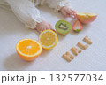 小さな手とフルーツの記念写真 132577034