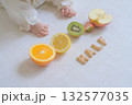 赤ちゃんの手とハーフバースデーフルーツ 132577035