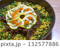 瓦そばの盛り付け - 牛肉、レモン、薬味が美しい和食 132577886