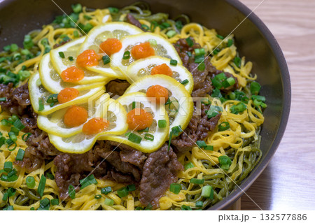 瓦そばの盛り付け - 牛肉、レモン、薬味が美しい和食 132577886