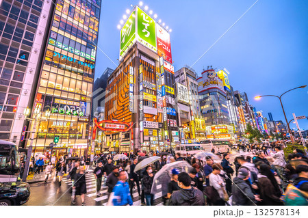 日本の東京都市景観 インバウンド続く…外国人観光客らで賑わう歌舞伎町＝26日 132578134