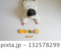 生後6ヶ月 ハーフバースデーのフルーツと赤ちゃん 132578299