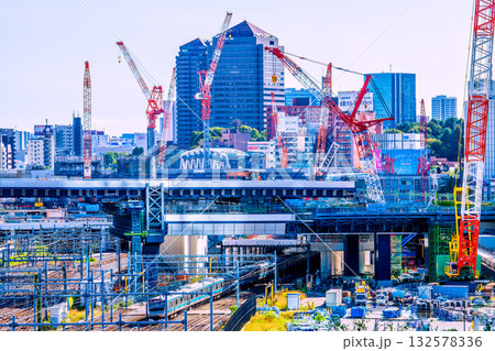 日本の東京都市景観 品川駅前に並ぶ巨大クレーン群などを望む=10月17日 日本の東京都市景観 品川駅前に並ぶ巨大クレーン群などを望む=10月17日 132578336