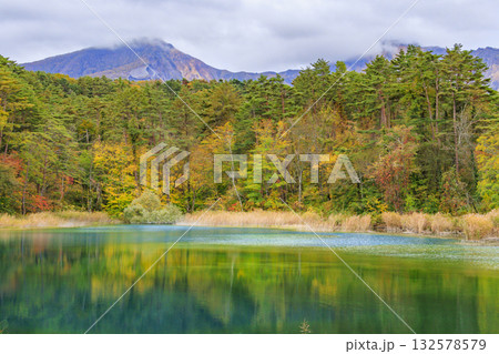 紅葉見頃な五色沼湖沼群 132578579