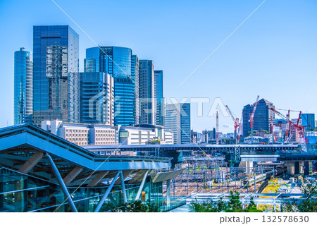 日本の東京都市景観 品川のオフィス群や品川駅前に並ぶ巨大クレーン群、右奥は大崎=10月17日 日本の東京都市景観 品川のオフィス群や品川駅前に並ぶ巨大クレーン群、右奥は大崎=10月17日 132578630