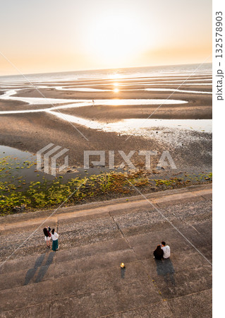 夕焼けが反射する干潟 夕焼けが反射する干潟 132578903