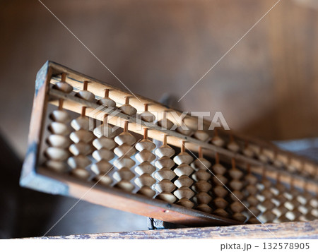 伝統的な日本のそろばん 132578905