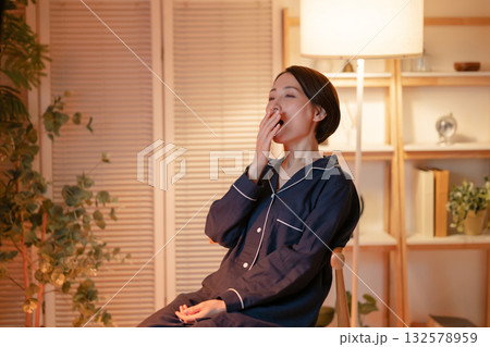 部屋でリラックスする女性 部屋でリラックスする女性 132578959