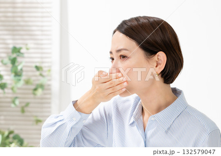 口を押さえる女性 132579047