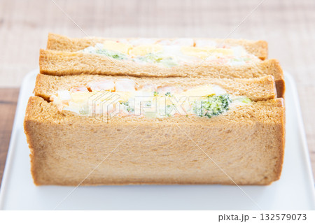 おいしい海老とブロッコリーのサンドウィッチ 132579073