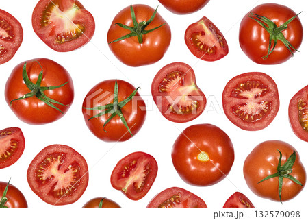 Whole and sliced of ripe tomatoes 132579098