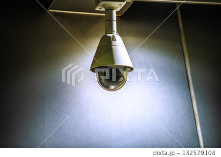 日本の東京都市景観　街角の防犯カメラ。日本橋。歩道から見るCOREDO日本橋にあるカメラ 132579108