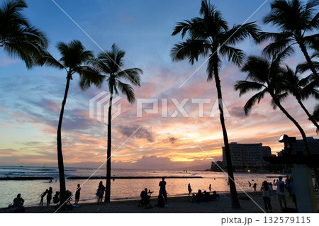 夕焼けに染まるハワイの海岸 132579115