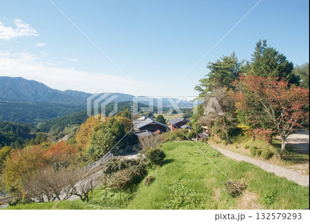 馬籠宿を見下ろす風景 132579293