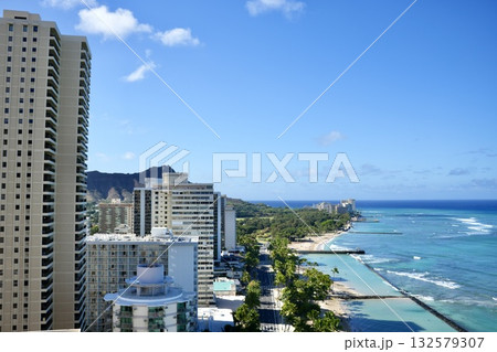 ハワイのホテルの部屋から見える青い海と空 132579307