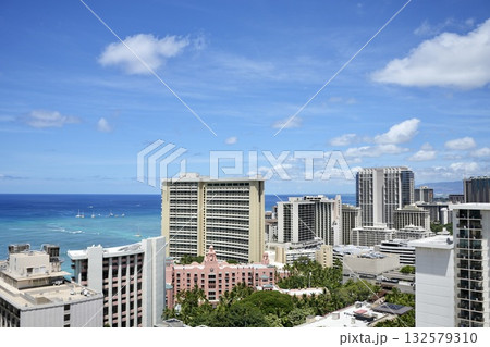 ホテルの部屋から見える青い空と海 132579310