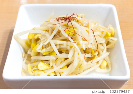 おいしい韓国料理のモヤシナムル おいしい韓国料理のモヤシナムル 132579427