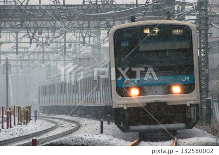 降雪の京浜東北線209系電車 132580002