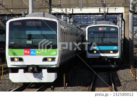 並走する山手線E231系・京浜東北線209系 132580012