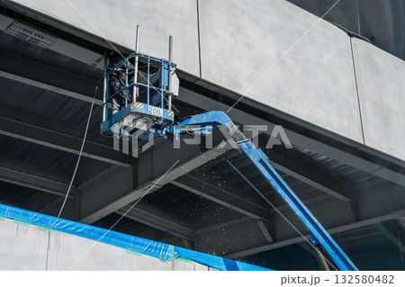 高所作業車による洗浄作業 132580482
