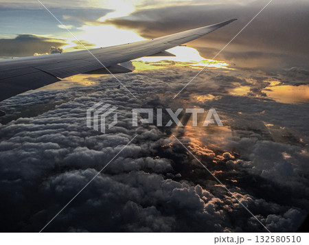 飛行機から見た夕焼け 飛行機から見た夕焼け 132580510
