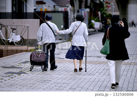 日本の横浜都市景観 高齢化社会　杖の高齢者・男女（2人ともマスク着用）…＝10月28日、横浜市内 132580806