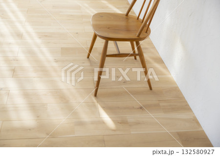 白い壁とフローリングの床 132580927